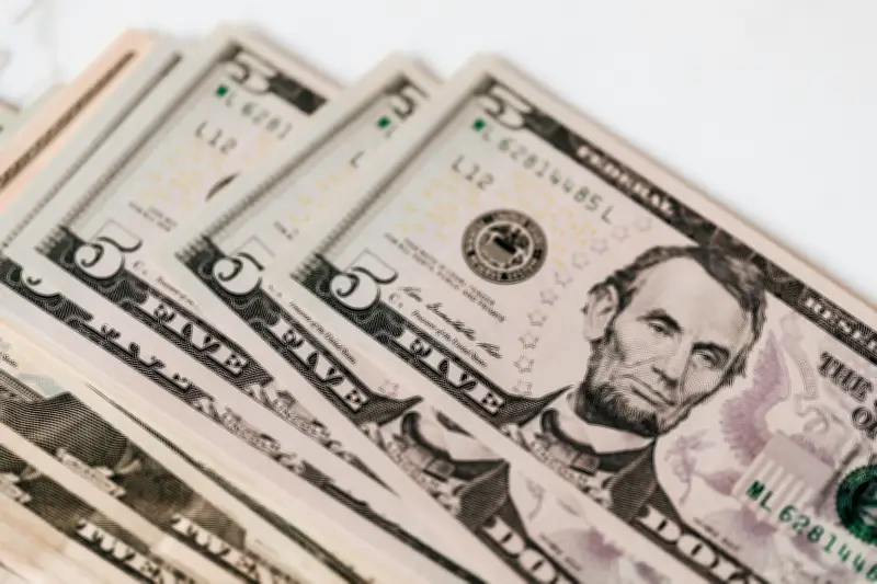 Dólar e Ibovespa: tensões geopolíticas e expectativas econômicas movem mercados