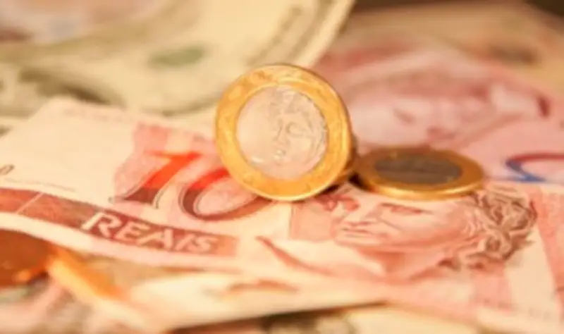 Dólar sobe 0,42% a R$ 5,15 após EUA revogar autorização para petróleo do Irã