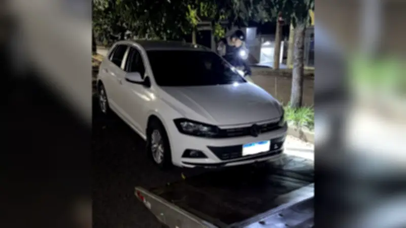 Dois presos por roubo de carro e celular em Uberlândia