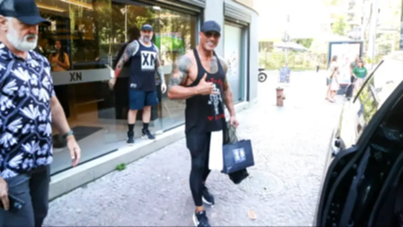 Dwayne Johnson mantém rotina fitness no Rio e treina no Leblon