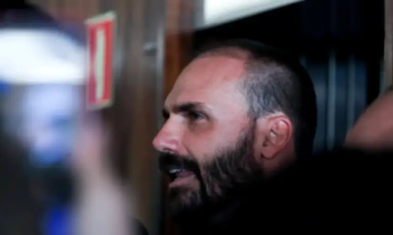 Eduardo Bolsonaro compara Lula a 'bêbado da rua' em crítica à política externa
