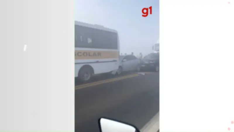 Engavetamento com 8 veículos interdita BR-116 em Manhuaçu