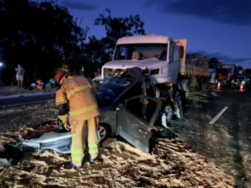Engavetamento na BR-135 deixa quatro feridos em Joaquim Felício