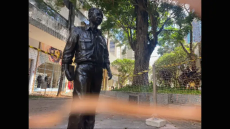 Estátua de Roberto Drummond é restaurada e devolvida à Praça da Savassi em BH