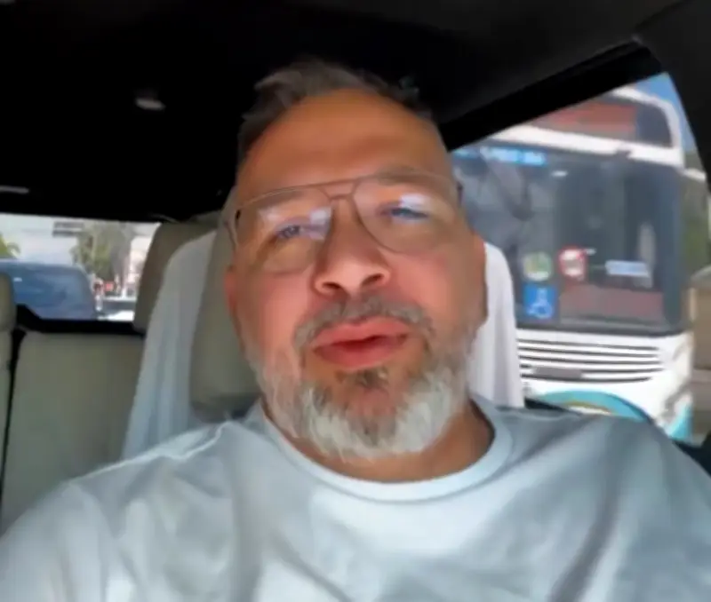 Ex-prefeito preso com fuzil já deu carona a aliados em carro com armas