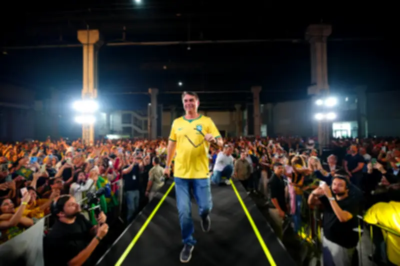 Flávio Bolsonaro diz que 'mulherada' manda no Brasil em meio a crise com Michelle