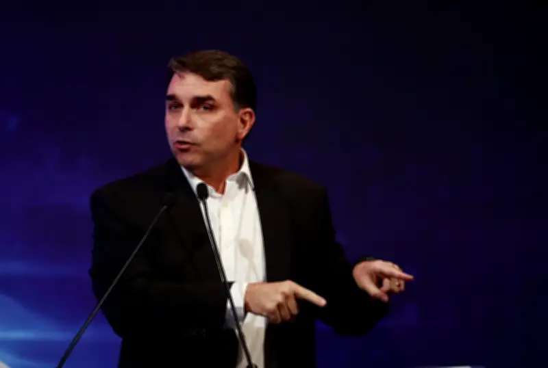 Flávio Bolsonaro repudia fala de aliado sobre voto feminino em evento sem Michelle
