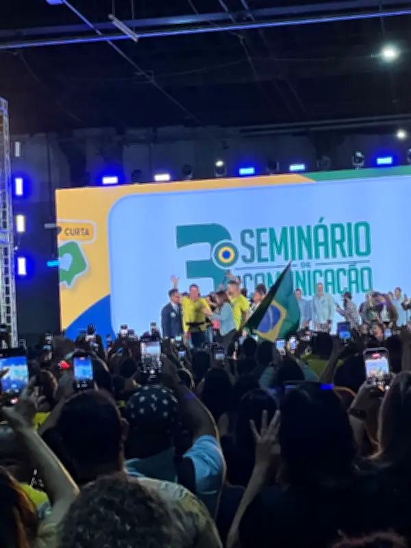 Flávio Bolsonaro vai aos EUA defender PIX e pede adiamento de tarifas