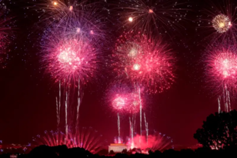 Fogos nos 250 anos dos EUA atrasam 4h por tempestade; maior show da história