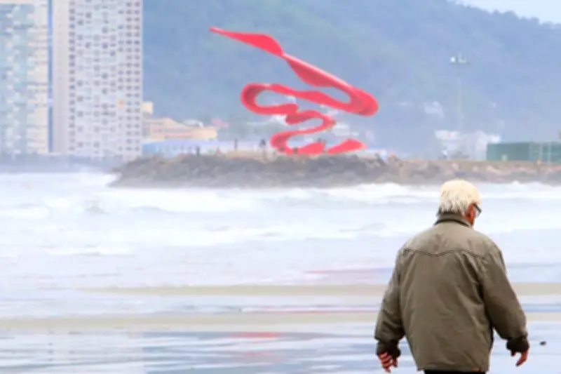 Frente fria e ciclone extratropical atingem Santos no fim de semana