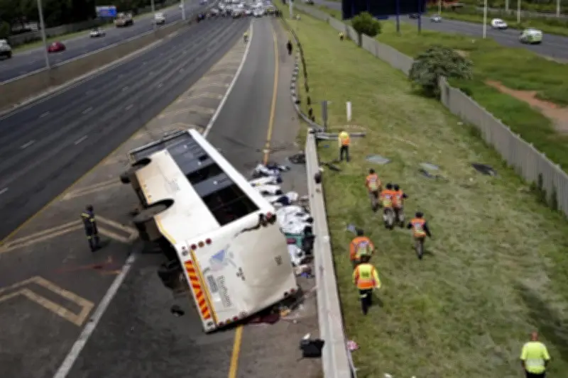 África do Sul: ônibus capota e deixa 16 mortos e 20 feridos