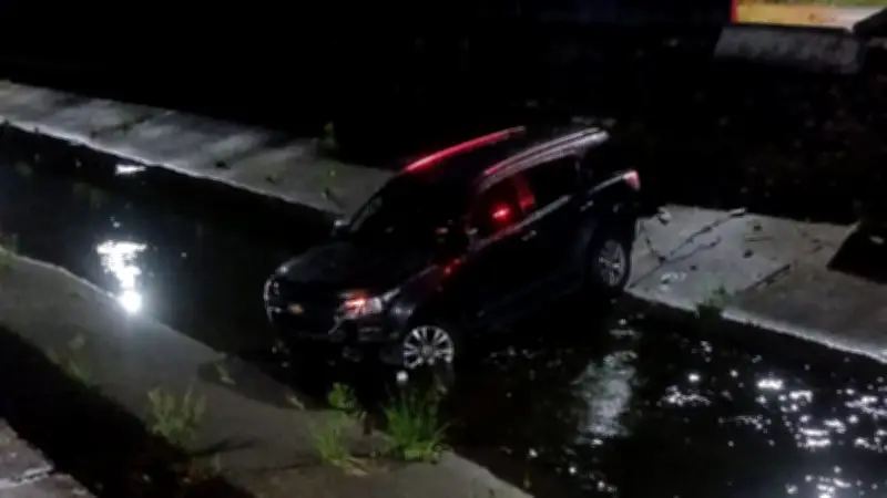 Funcionário bêbado cai com carro do governo em canal em Fortaleza