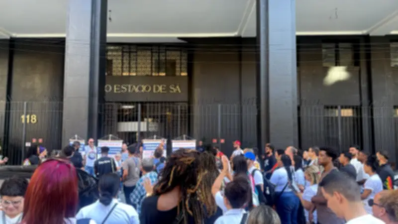Funcionários do Rio Sem LGBTfobia protestam por salários atrasados