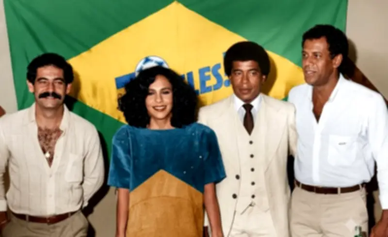 Gal Costa e craques de 1970 em campanha '70 neles!' para Copa de 1986