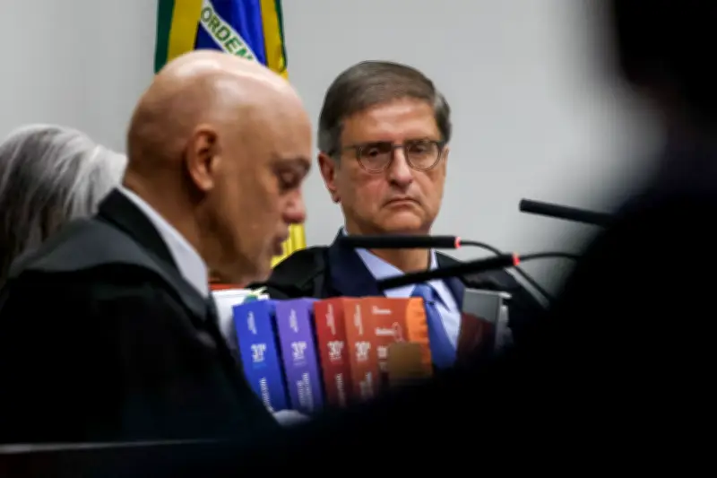 Gonet se distancia de Moraes ao dosar pena de Bolsonaro