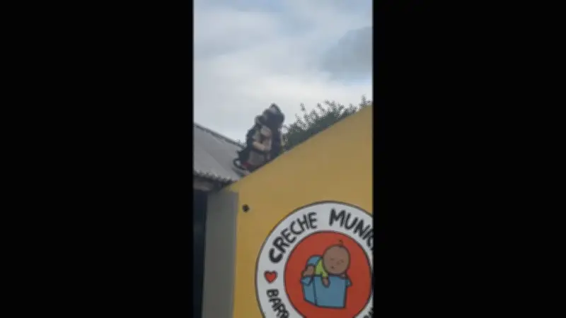 Granada é encontrada em telhado de creche no Rio e detonada