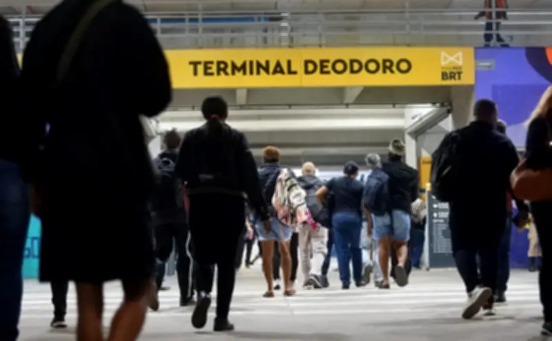 Greve de ônibus no Rio chega ao 3º dia com passageiros sofrendo
