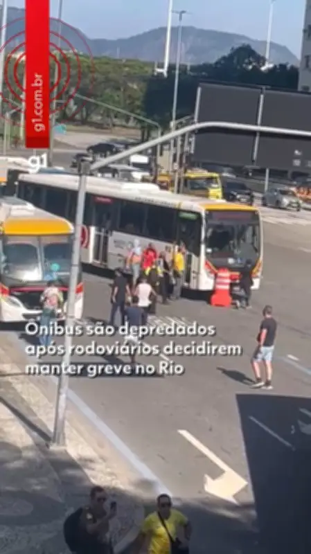 Greve de rodoviários no Rio: ônibus depredados e frota reduzida
