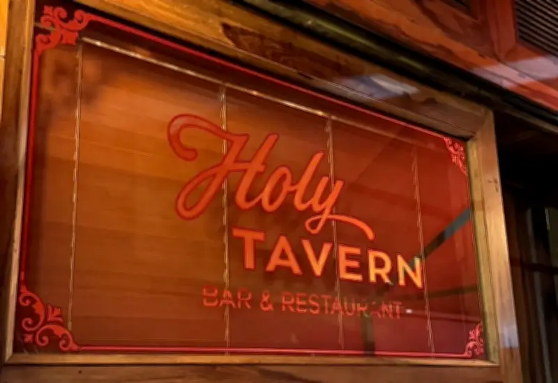 Holy Tavern: crítica ao hambúrguer de R$ 250 e falhas técnicas