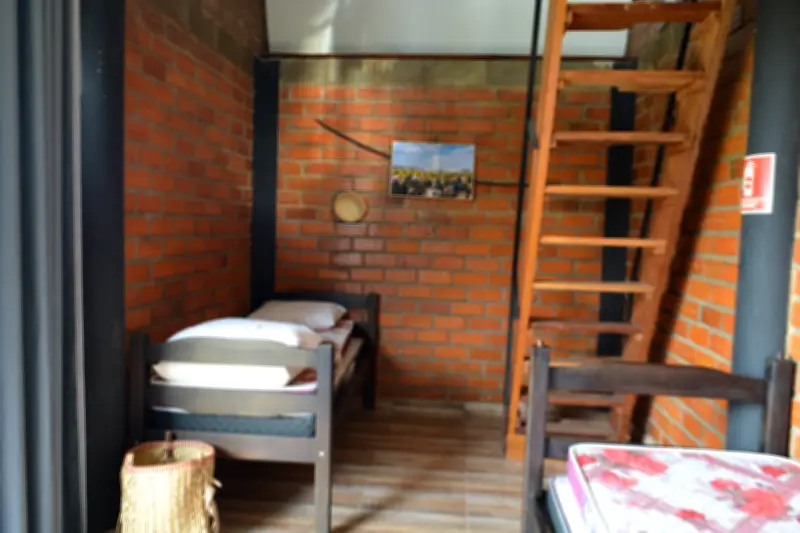 Homem é condenado a pagar R$ 3.160 após ficar mais de um ano em hostel sem pagar diárias em Natal