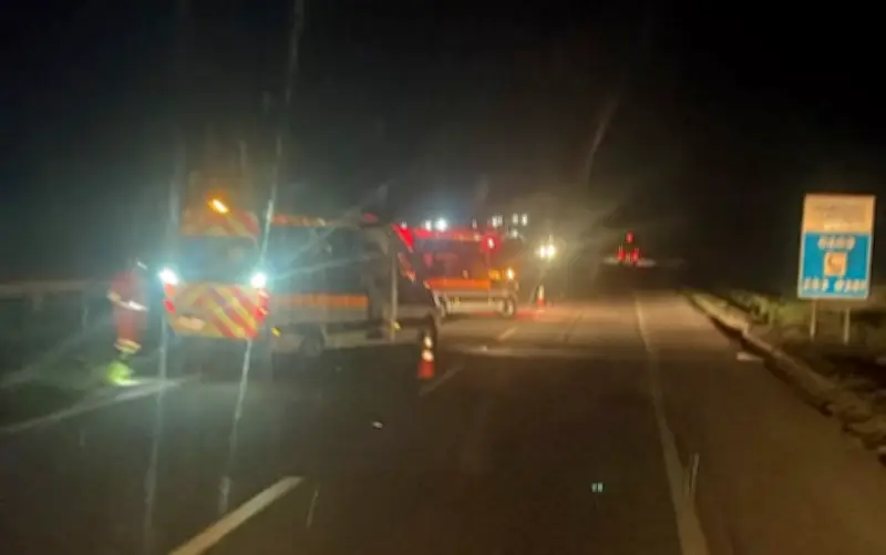 Homem morre atropelado na Fernão Dias; corpo segue sem identificação