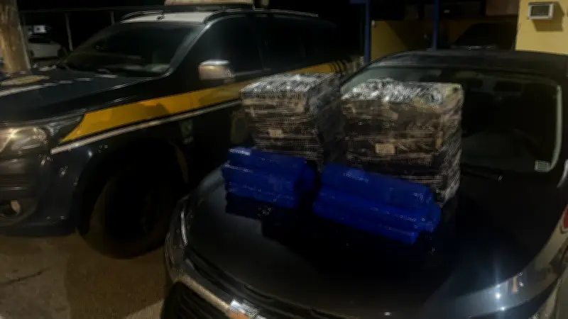 Homem preso com 50 kg de maconha após fuga na BR-116 em Teófilo Otoni