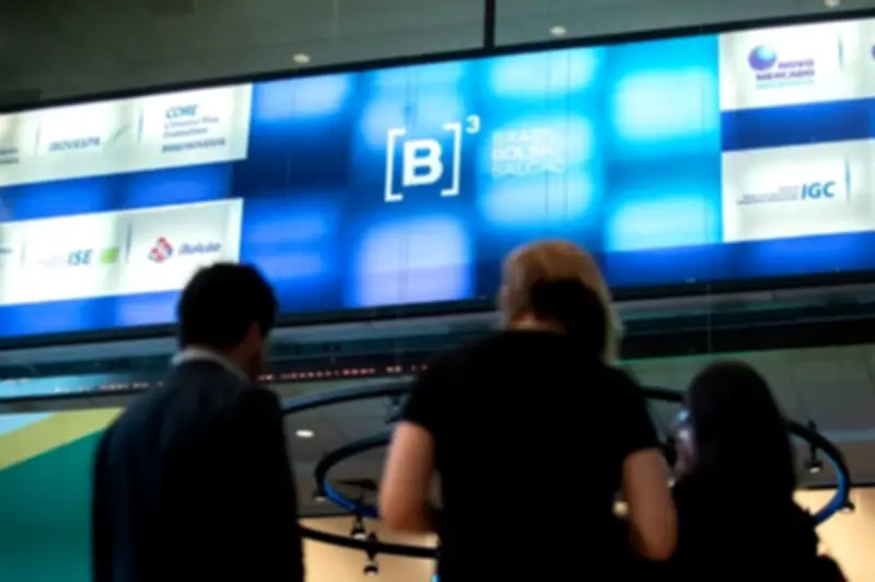 Ibovespa cai 0,2% com sanções dos EUA e dólar a R$ 5,21