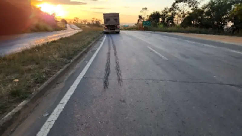 Idoso de 69 anos fica gravemente ferido ao ser atropelado por caminhão em Formiga
