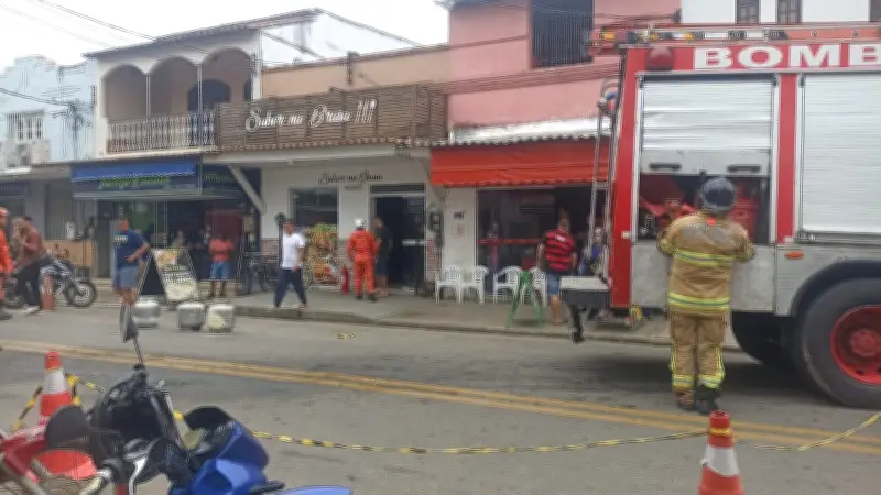 Incêndio atinge restaurante no Centro de Cardoso Moreira, RJ