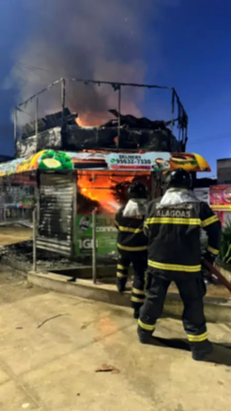 Incêndio destrói banca em Arapiraca; álbuns da Copa sobrevivem