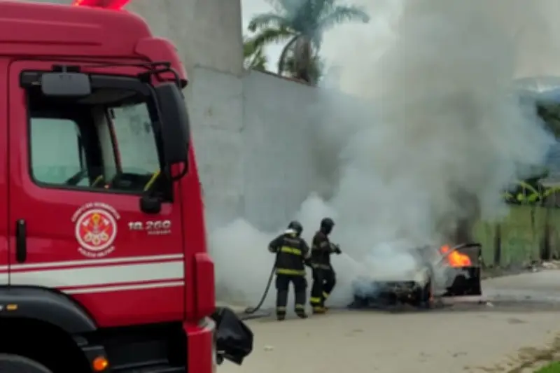 Incêndio destrói carro em Caraguatatuba; ninguém ficou ferido
