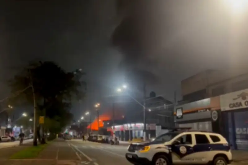 Incêndio em loja de R$ 1,99 em Guarujá leva 7h para ser controlado