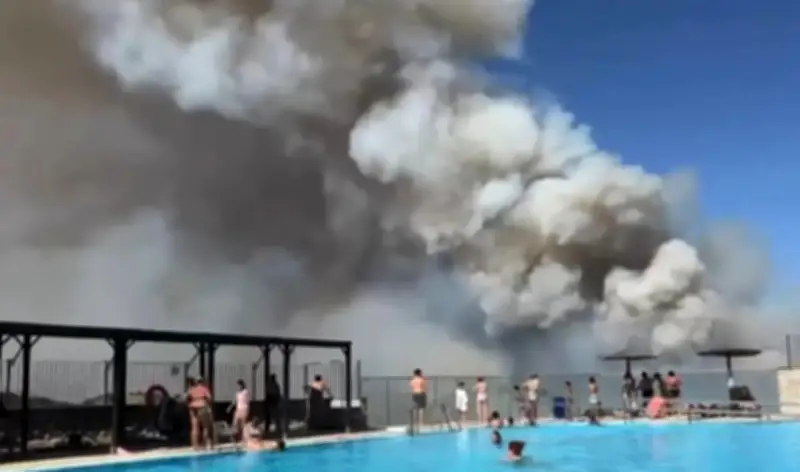 Incêndio florestal avança sobre destino turístico na Espanha e obriga evacuação
