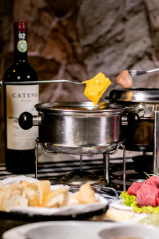 Inverno na Barra da Tijuca vira roteiro gastronômico com fondues e sopas