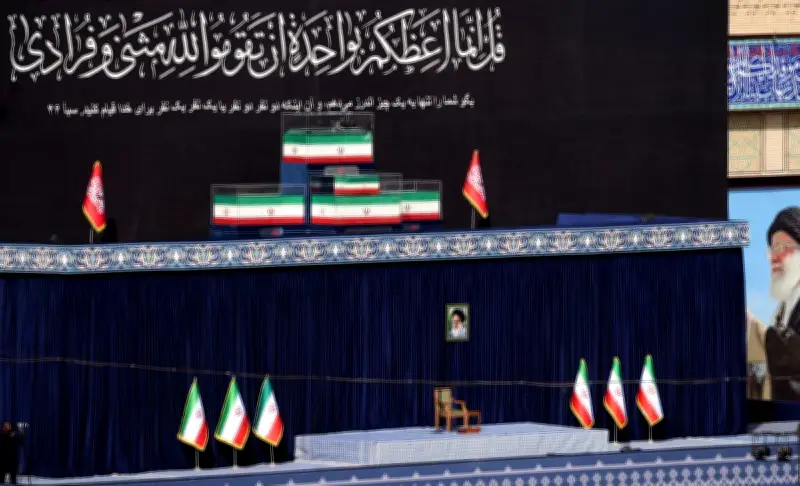Irã: multidões em exibição de caixão de Khamenei e família prometem vingança
