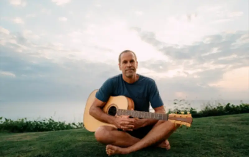 Jack Johnson volta ao Brasil em fevereiro de 2027 com turnê em três cidades