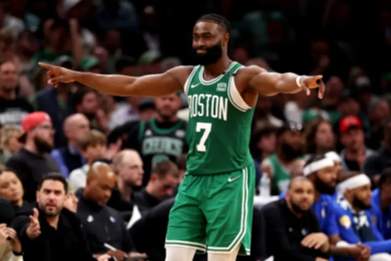 Jaylen Brown trocado com 76ers; Paul George vai para Celtics