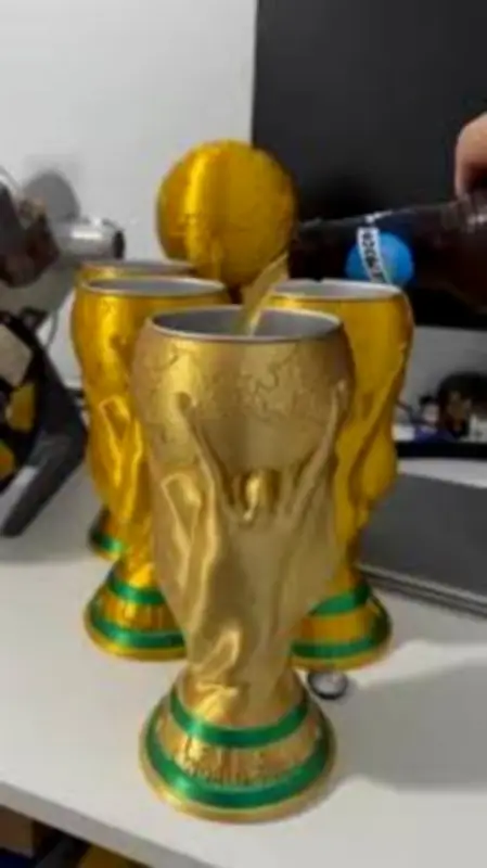 Jeitinho brasileiro: réplica da taça da Copa esconde cerveja da polícia nos EUA
