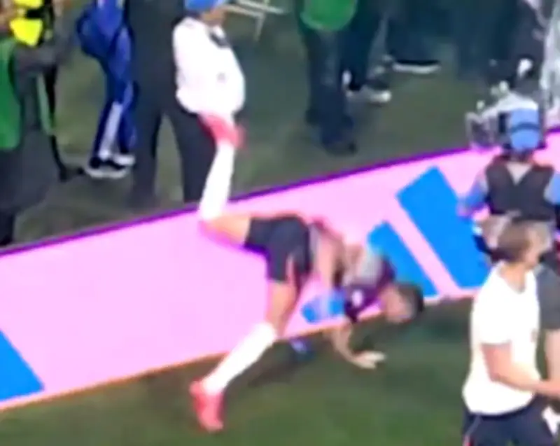 Jordan Henderson machuca pulso em comemoração da Inglaterra na Copa