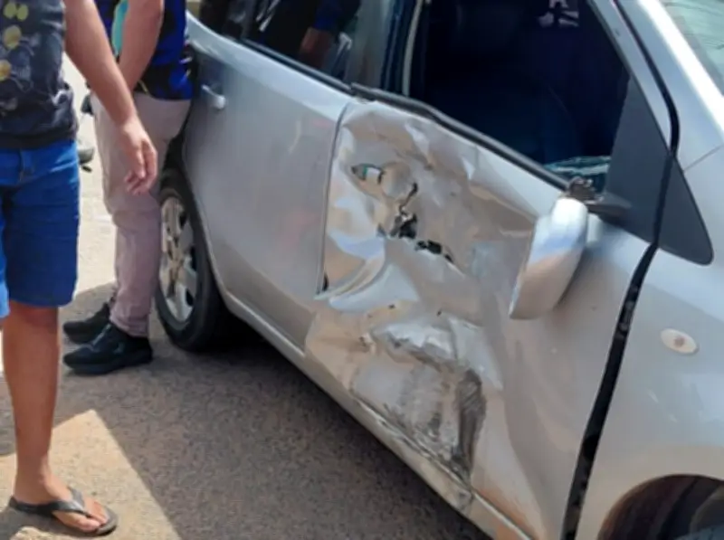 Jovem fica ferido em acidente entre moto e carro em Boa Vista