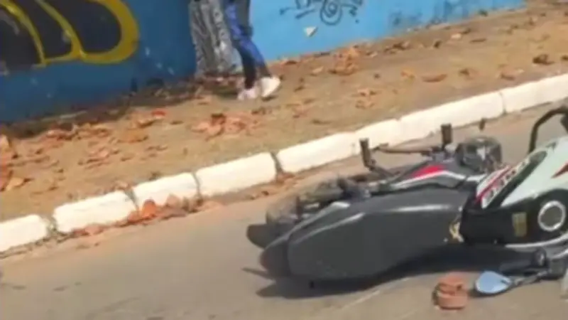 Jovem morre em acidente entre moto e caminhão-cegonha em São Luís