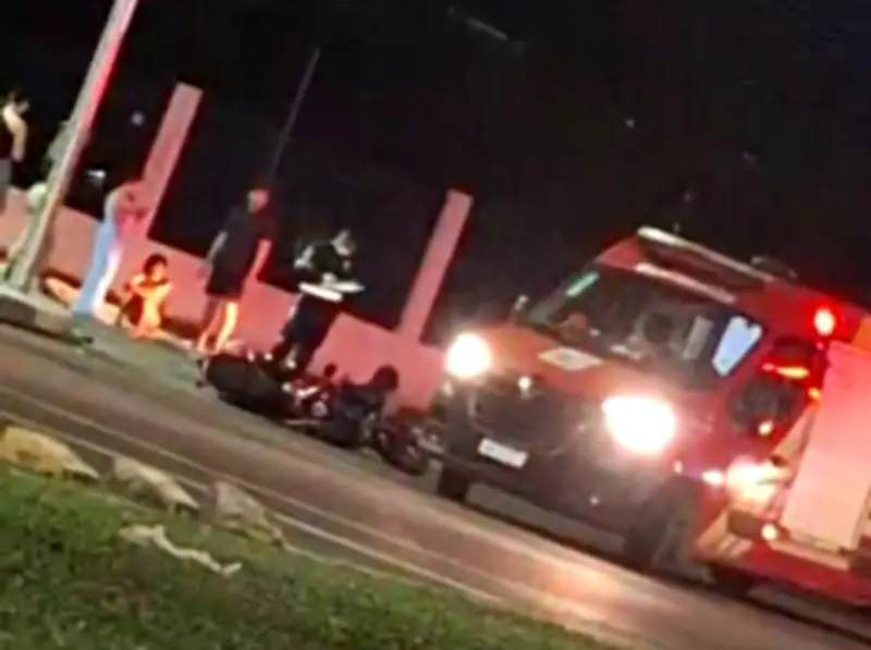 Jovem sem CNH fica ferido após bater moto em caminhonete em Boa Vista
