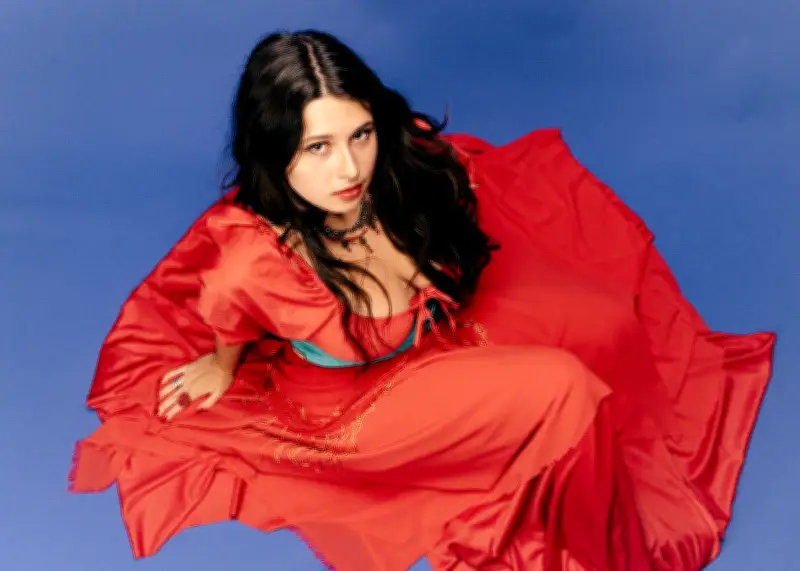 Julia Guedes lança primeiro álbum em agosto com influências do Clube da Esquina