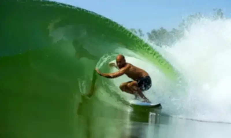 Kelly Slater volta ao Mundial como wildcard em Teahupoo após cirurgia