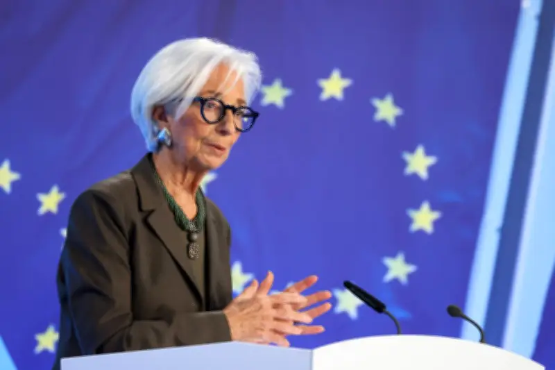 Lagarde vê riscos mais equilibrados para inflação e crescimento na zona do euro