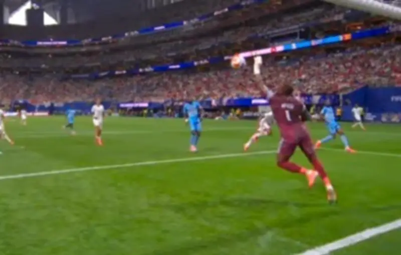 Lionel Mpasi, goleiro da RD Congo, brilha e segura Inglaterra na Copa Africana