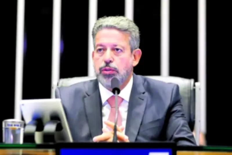 Lira admite possível voto em Renan Filho e ameniza rivalidade