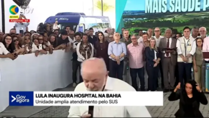 Lula exibe curativo na cabeça após retirada de câncer de pele
