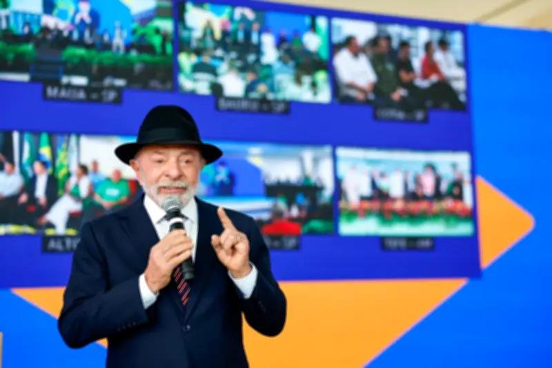 Lula faz gesto obsceno e defende acesso de pobres a bens de primeira