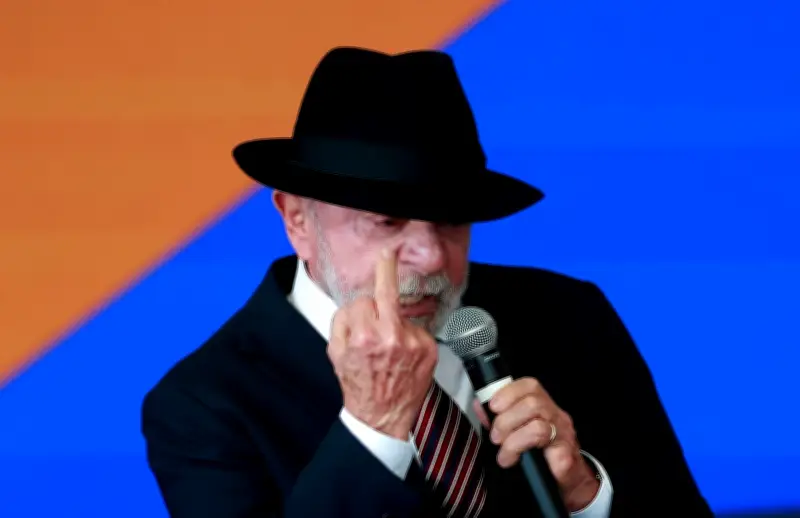 Lula faz gesto polêmico durante evento oficial no Planalto